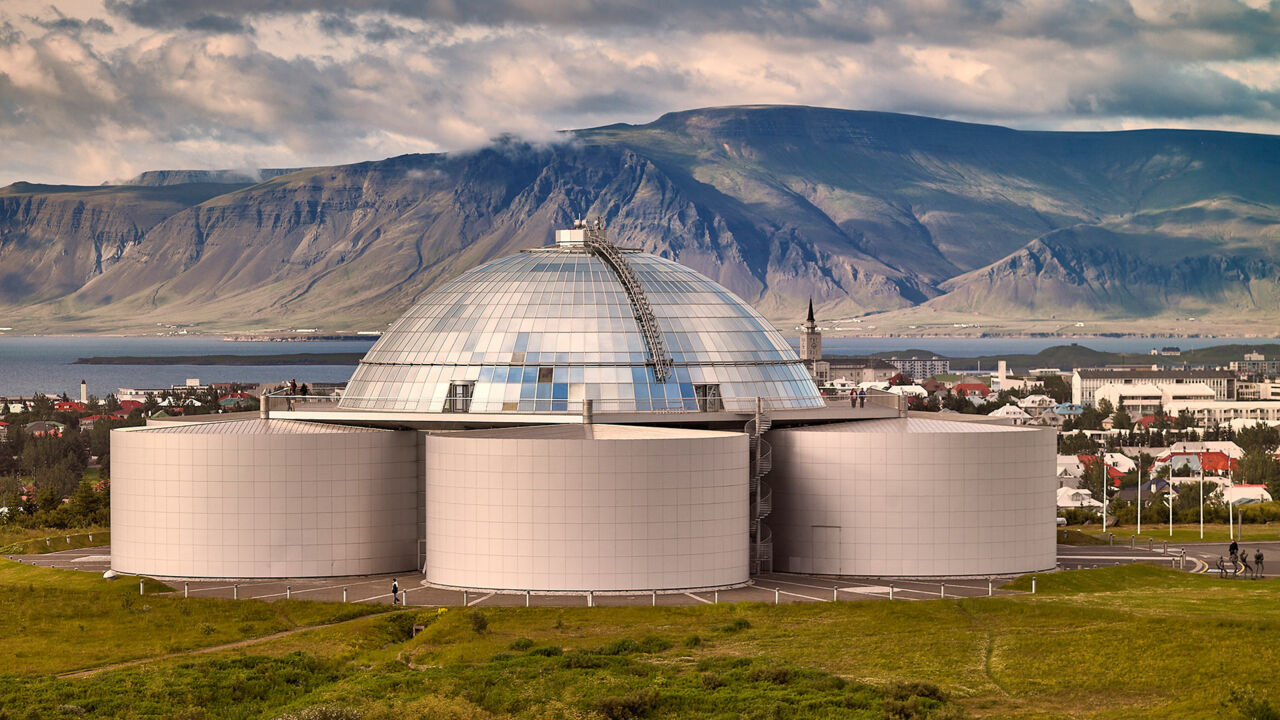 Das Ausstellungsgebäude Perlan auf dem Öskjuhlíð-Hügel in Reykjavik