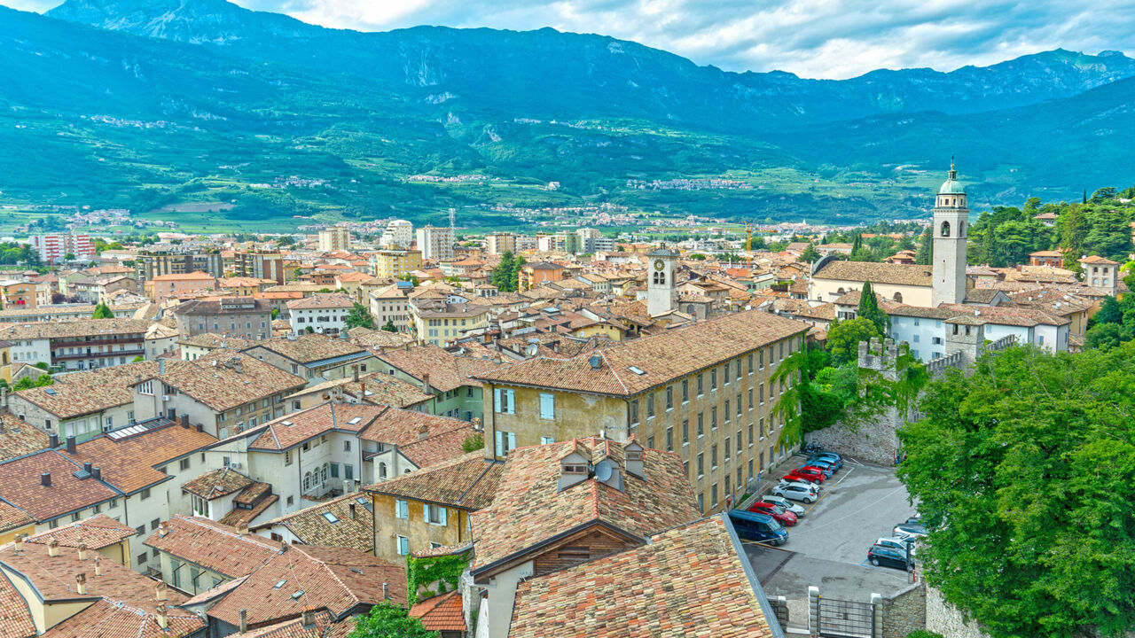 Blick auf Rovereto, Stadt im Trentino