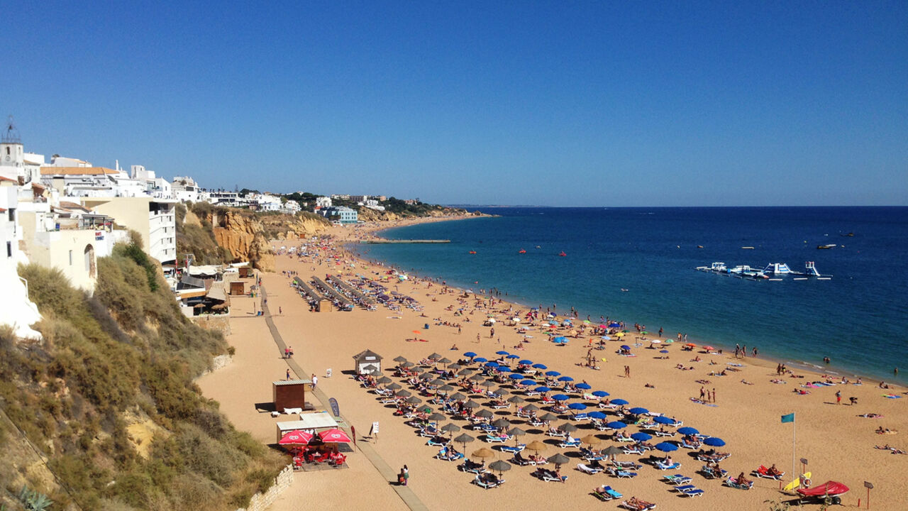 Blick auf den Strand von Albufeira an der Algarve.