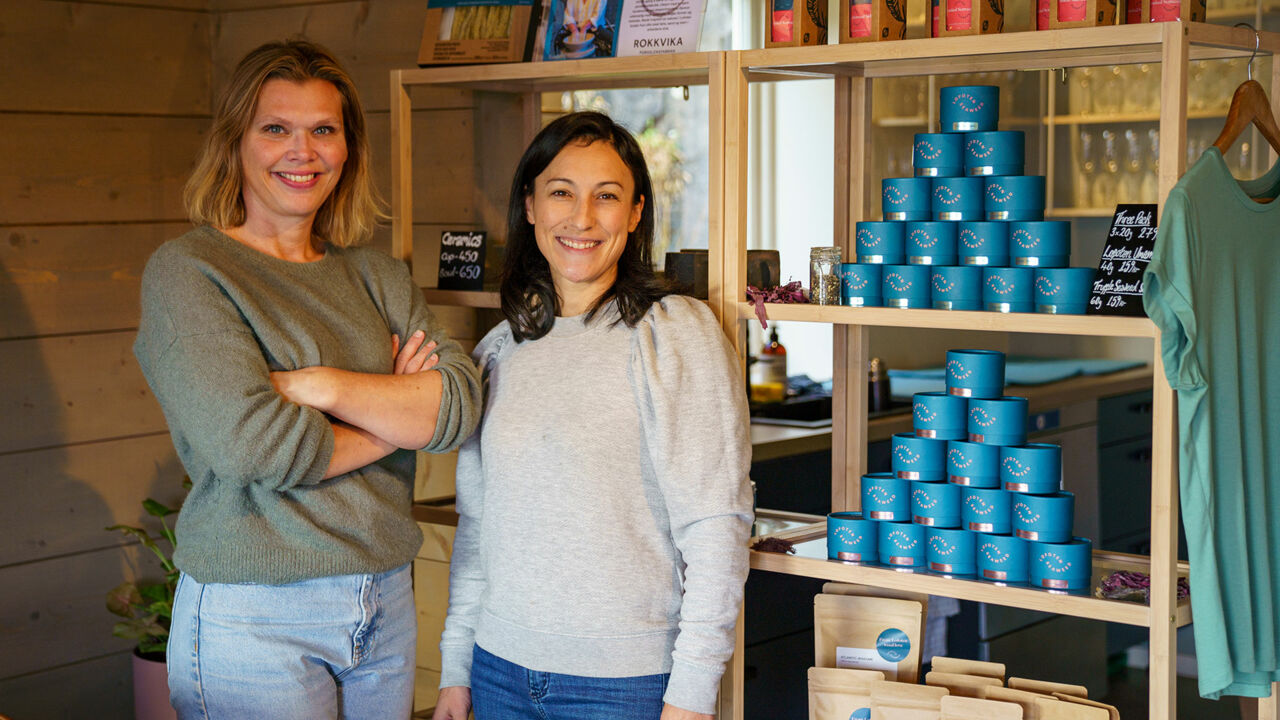 Angelita Eriksen (links) und Tamara Singer in ihrem Laden Lofoten Seaweed